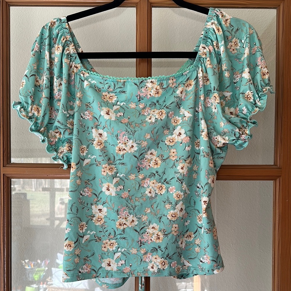 Cropped Floral Ruched Top - Picture 3 of 3